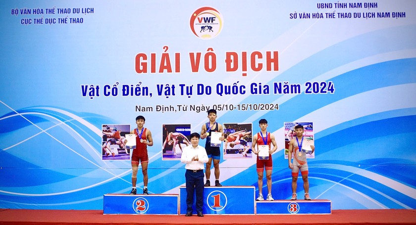 Ông Vũ Đức Thọ - Giám đốc Sở VHTT & DL tỉnh Nam Định trao huy chương cho các VĐV đoạt giải.