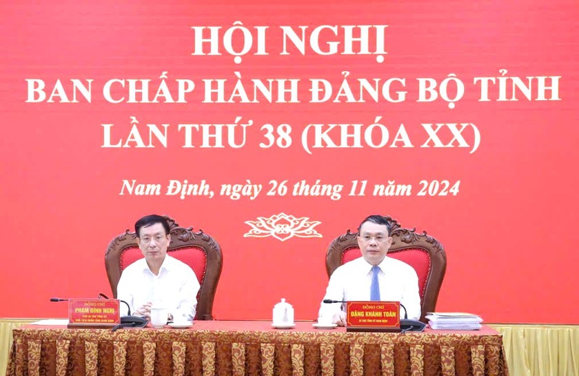 Ông Đặng Khánh Toàn - Bí thư Tỉnh ủy và ông Phạm Đình Nghị, Phó Bí thư Tỉnh ủy, Chủ tịch UBND tỉnh chủ trì hội nghị