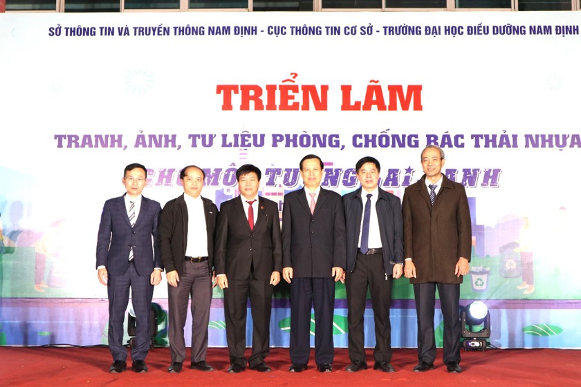 Triển lãm tranh, ảnh, tư liệu phòng, chống rác thải nhựa năm 2024