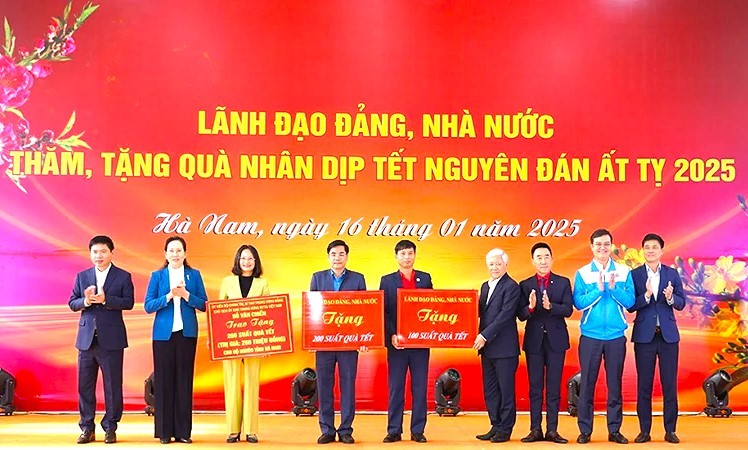 Chủ tịch Ủy ban Trung ương Mặt trận Tổ quốc Việt Nam Đỗ Văn Chiến trao tặng 500 suất quà Tết tại Hà Nam