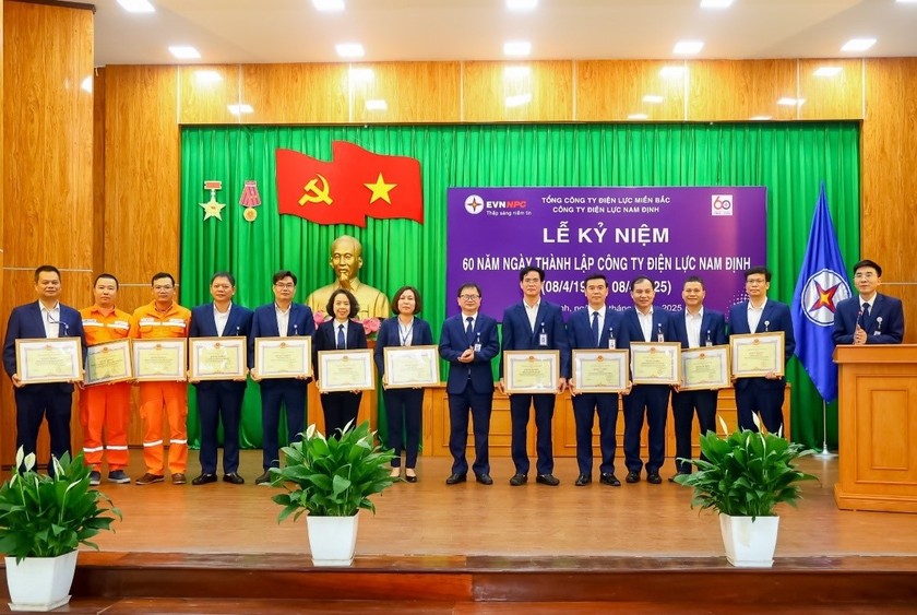 Điện lực Nam Định đã trao tặng Bằng khen, giấy khen của Tập đoàn Điện lực Việt Nam, Tổng công ty Điện lực miền Bắc cho 46 cán bộ, công nhân tiêu biểu