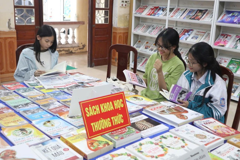 Sách khoa học, thưởng thức thu hút các em học sinh.