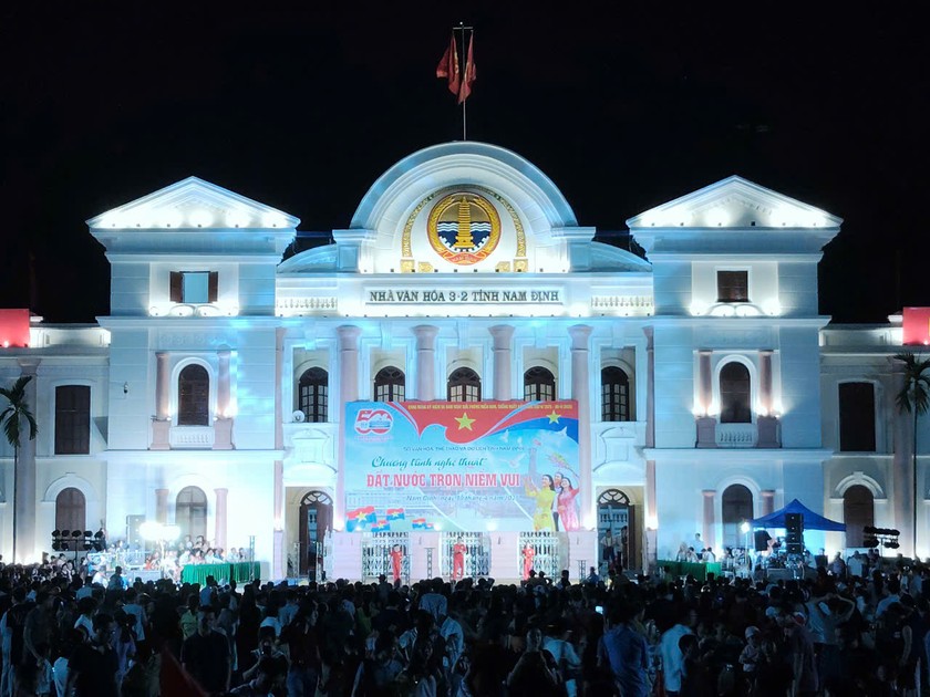 Chương trình nghệ thuật đặc biệt “Đất nước trọn niềm vui” thu hút đông đảo cán bộ và Nhân dân Thành Nam đến xem.