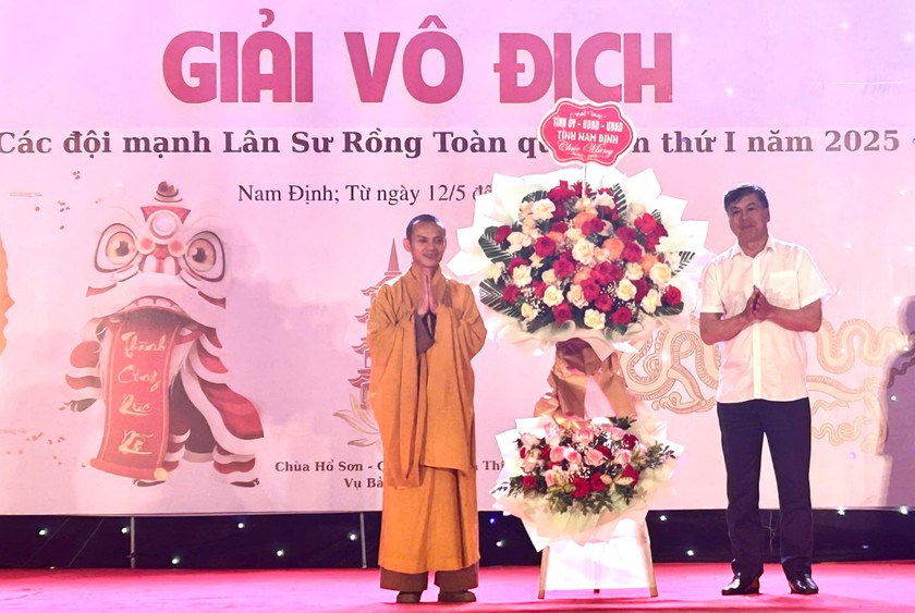 Ông Trần Lê Đoài – Phó chủ tịch UBND tỉnh Nam Định dự và tặng hoa chúc mừng