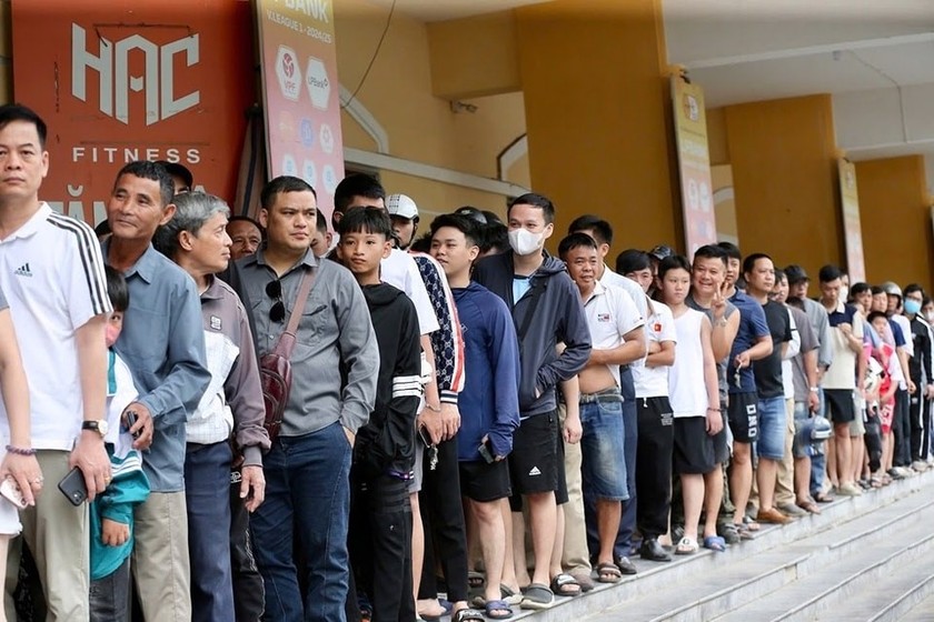 Người hâm mộ xếp hàng nhận vé trong trận đấu với Đông Á Thanh Hóa tại SVĐ Thiên Trường.