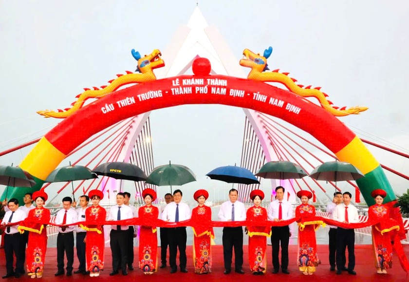 Các đại biểu cắt băng khánh thành cầu Thiên Trường.