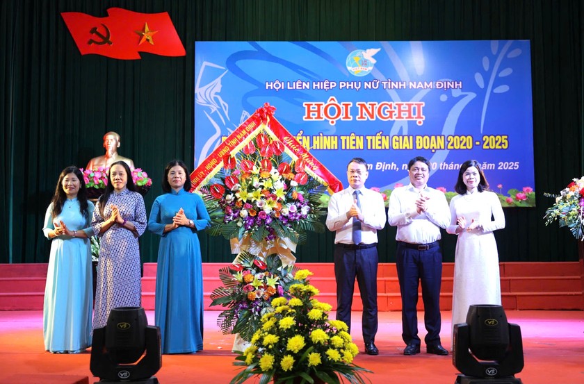 Bí thư Tỉnh ủy Đặng Khánh Toàn dự và tặng hoa chúc mừng hội nghị.