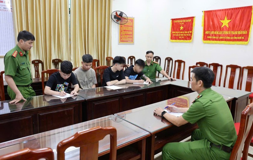 Phòng Cảnh sát hình sự lấy lời khai của nhóm thanh niên