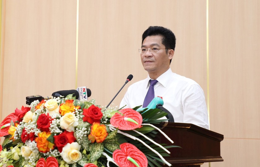 Phó Chủ tịch Thường trực UBND tỉnh Trần Anh Dũng báo cáo kết quả kinh tế - xã hội 6 tháng đầu năm tại kỳ họp thứ 28 của HĐND tỉnh Nam Định ngày 9 và 10/6/2025.